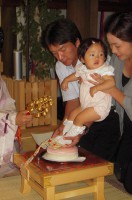 7.わらべ歌を３回歌いながら、餅を踏みます。